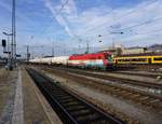 EVB 223 031 mit einem Kesselzug am Haken fährt am 09.01.2020 durch den Regensburger Hbf.