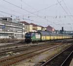 Mit einem Altmannzug am Haken fährt am 09.01.2020 ELL 193 283 durch den Regensburger Hbf.