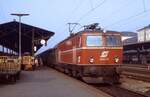 Mit einem Schnellzug nach sterreich legt 1044.37 einen kurzen Halt in Regensburg Hbf ein (9-1983).