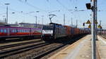 189 455 mit Container am Haken fährt am 09.03.2022 durch den Regensburger Hbf.