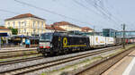 Am 29.06.2024 durchfährt 91 80 6193 628 D-DISPO mit einem KLV-Zug den Regensburger Hauptbahnhof in Richtung Nürnberg.