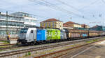 Die Railpool gehörende und für Lineas fahrende 91 80 6186 295 zieht einen Zug mit Schiebewandwagen am 01.05.2024 durch den Hauptbahnhof in Regensburg.