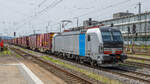 91 80 6193 169 (Railpool) durchfährt am 29.06.2024 mit einem Containerzug den Hauptbahnhof von Regensburg.