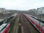 Blick auf die Gleise des Regensburger HBF am 7.9.2007; rechts RE Mnchen - Regensburg mit einer 110, links unten ein 628er als RB nach Eggmhl; im Hintergrund auf Gleis 109 RB nach Ingolstadt