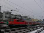 111 073-3 mit einer RB richtung Neumarkt (Oberpf) in Regensburg Hbf, 09.01.2010