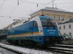 183 002 wartet in Regensburg Hbf auf den aus Hof/Prag kommenden Alex an den sie sich bald hngen wird, 9.01.2010