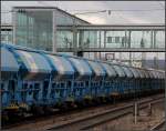 Güterwagen-Reihung unterm Glassteg -     Impression vom Bahnhof Regensburg.