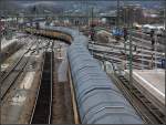 Geschlängel durch den Bahnhof -     Güterzugdurchfahrt im Hauptbahnhof Regensburg.