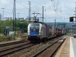 ES64U2 066 der Wiener Lokalbahn zieht am 15.05.2014 einen gemischten Güterzug durch den Regensburger Hauptbahnhof.