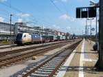 ES64U2-019 der Wiener Lokalbahn fährt am 08.08.2014 mit einen Containerzug am Haken durch den Regensburger Hauptbahnhof.