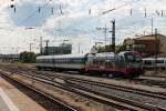 alex 183 001 am 24.06.2014 beim rangieren mit zwei Wagen in Regensburg Hbf.