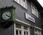 Die Bahnhofsuhr am Bahnhofsgebäude am 23.08.2014 im Bahnhof Rennsteig.