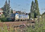 Mit Kasteltragwagen und vereinzelten Kasteln ist die Boxxpress 193 836-4 bei der Durchfahrt in Rheydt Hbf zu sehen. Mittwoch 29.7.2019