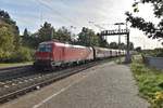 Aus Odenkirchen kommt die 193 352 samt Schiebewandwagen und einem Rungenwagen am Zugschluß durch Gleis 1 des Rheydter Hbf gen Mönchengladbach gefahren. 25.10.2019