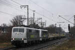 RADVE 111 082 und 111 029 ziehen 6 Rungenwagen, 2 Kuppelwagen und einen Schutz-/Bremswagen nach Rheydt Gbf durch Rheydt Hbf.