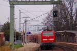 Kelle hoch, Signal Hp 1 und los geht es 111 124-4 schiebt den RE4 jetzt gleich aus Gleis 2 hinaus, nchster Halt Mnchengladbach Hbf. 28.12.2011