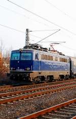 Mit einem Zug von Reisezugwagen durchquert die 1142 635-0 den Hbf Rheydt 14.3.2012