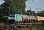 Mit reichlich Kesselwagen im Nacken kommt die COBRA 2841 in Rheydt Hbf eingefahren.