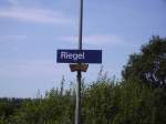 Das Bahnhofsschild vom Bahnhof Riegel DB