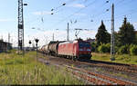 Ohne Spitzensignal windet sich ein langer gemischter Güterzug mit 185 190-6 durch den Bahnhof Röblingen am See Richtung Halle (Saale).