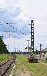 Da in Meinsdorf die Quertragwerke durch moderne Einzelmasten ersetzt werden wurden an einigen Stellen wie hier ein Mast mit Stahlplatten als Fundament aufgestellt.