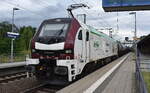 Leipziger Eisenbahnverkehrsgesellschaft mbH, Leipzig [D] mit der Eurodual Lok  2159 228-6  [NVR-Nummer: 90 80 2159 228-6 D-ELP] und einem Kesselwagenzug am 17.07.24 Durchfahrt Bahnhof Roßlau