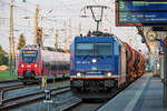 RAILDOX Lok der BR 185 mit Schüttgutwagen durchfährt den Hbf Rostock, bevor der letzte Zug von dort nach Sassnitz fährt.