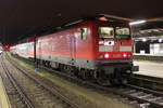 114 040-9 mit RE 4350 von Berlin Hbf(tief)nach Rostock Hbf kurz nach der Ankunft im Rostocker Hbf.21.12.2017