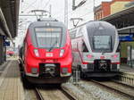 ET 442 853 als S3 nach Güstrow. Daneben DB ET 4110 115 ehem. WestBahn als IC nach Dresden Hbf in Rostock Hbf. Im Hintergrund wartet eine S1 nach Warnemünde darauf, an den Bahnsteig vorzurücken, 17.03.20.