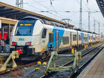 ET 4746 303 mit dem RE 9 nach Sassnitz in Rostock Hbf, 26.11.2022.