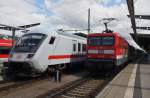 Hier links IC2376 von Karlsruhe Hbf. nach Stralsund Hbf. (Zuglok war 101 001-6) und rechts 112 108 mit einem RE5 (RE4365) von Rostock Hbf. nach Lutherstadt Wittenberg, diese beiden Züge standen am 26.7.2015 in Rostock Hbf. 
