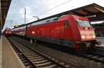 101 021-4 brachte den CNL471  Sirius  Ostseebad Binz-Zürich HB bis nach Rostock, nun übernimmt eine Schwestermaschine den Zug. (17.9.2016)