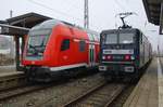 RE1 (RE4307)  Hanse-Express  von Hamburg Hauptbahnhof trifft am 4.2.2017 im Rostocker Hauptbahnhof auf 143 554-4 und 143 941-3.