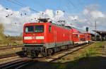 112 190 stellt am 29.4.2017 den RE1 (RE4306)  Hanse-Express  nach Hamburg Hauptbahnhof im Rostocker Hauptbahnhof bereit.