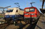 Während 112 117-7 mit dem RE5 (RE4362) von Oranienburg auf Ausfahrt ins BW Rostock wartet, verlässt 101 112-1 mit dem IC2372 von Frankfurt(Main) Hauptbahnhof nach Stralsund Hauptbahnhof den