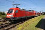 182 009 fährt am 21.5.2017 mit dem RE1 (RE4307)  Hanse-Express  von Hamburg Hauptbahnhof kommend in den Rostocker Hauptbahnhof ein.