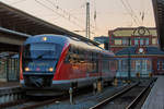 RB 12 am Bahnsteig 5 mit bereitstehendem Triebwagen der BR 642 von Rostock Hbf nach Graal-Müritz.