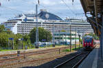 S3 zur 27. Hanse-Sail, hier am Bahnsteig 4 in Warnemünde. Im Hintergrund das
Kreuzfahrtschiff MSC MAGNIFICA. - 13.08.2017