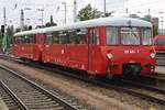 172 601-7 und 172 001-0 warten am 12.8.2017 als DPE52278 von Pritzwalk nach Warnemünde im Rostocker Hauptbahnhof auf Durchfahrt weiter in Richtung Ostsee.