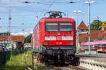 Lok der BR 112 mit abgestelltem Zug in Warnemünde.