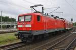 112 118 schiebt am 12.8.2017 den RE18490  Warnemünde-Express  von Berlin Hauptbahnhof (tief) nach Warnemünde aus dem Rostocker Hauptbahnhof.