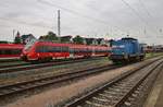 442 851-2 und 442 344-8 treffen am 12.8.2017 als S1 von Warnemünde im Rostocker Hauptbahnhof auf 293 021-6.