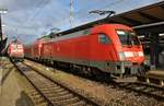 182 012 steht am 31.10.2017 mit dem RE1 (RE4305)  Hanse-Express  von Hamburg Hauptbahnhof im Rostocker Hauptbahnhof.