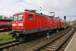 112 190 schiebt am 31.10.2017 den RE18496  Warnemünde-Express  von Berlin Hauptbahnhof (tief) nach Warnemünde aus dem Rostocker Hauptbahnhof.