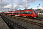 442 840-5 fährt am 13.11.2017 als S1 nach Warnemünde in den Rostocker Hauptbahnhof ein.