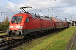 182 012 schiebt am 31.10.2017 den RE1 (RE4305)  Hanse-Express  von Hamburg Hauptbahnhof in den Rostocker Hauptbahnhof.