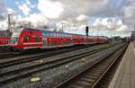 RE5 (RE92593) nach Oranienburg wird am 13.11.2017 im Rostocker Hauptbahnhof bereitgestellt.