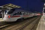 411 572-1  Dresden  steht am Abend des 10.2.2018 als ICE1720 von München Hauptbahnhof im Rostocker Hauptbahnhof.