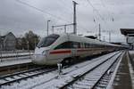 411 008-6  Berlin  wartet am 3.2.2018 als ICE1511 nach München Hauptbahnhof im Rostocker Hauptbahnhof auf Abfahrt.