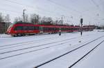 442 858-7 erreicht am 27.2.2018 als RE1 (RE13985) von Bad Kleinen den Rostocker Hauptbahnhof.